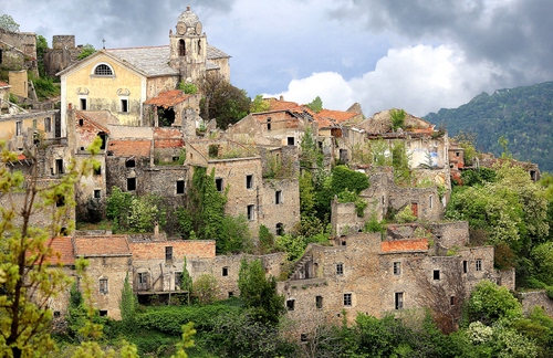Immagine con borgo, chiesa, case, finestre, campanile, alberi, nuvole, panorama, cielo