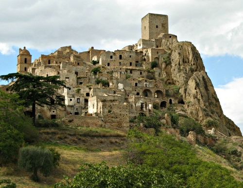 Immagine con torre, case, alberi, paese, panorama, verde, roccia, rovine, ruderi