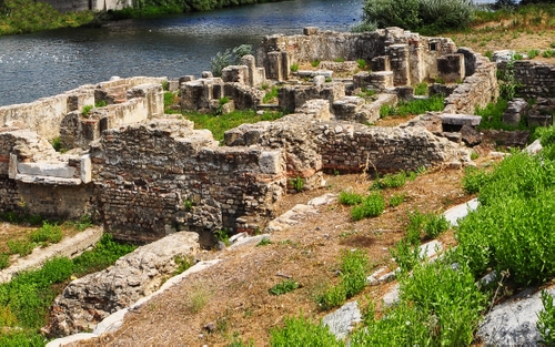 Immagine con acqua, ruderi, fiume, rovine, erba, verde, antico, resti, muri, pietre, archeologia, piante