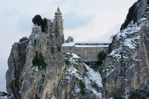 Immagine con chiesa, neve, campanile, montagna, roccia, rocce, inverno, alberi