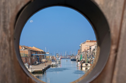 Immagine con barche, porto, cerchio, canale, acqua, oblò, mare, foro, luna, finestra, cielo, case