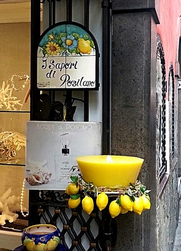 Immagine con limoni, insegna, giallo, vaso, positano, candela, cero, vetrina, scritta, negozio