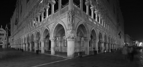 Immagine con colonne, palazzo, bianconero, archi, angolo, prospettiva, notturno, notte, balaustra, porticato, portici, portico, piazza