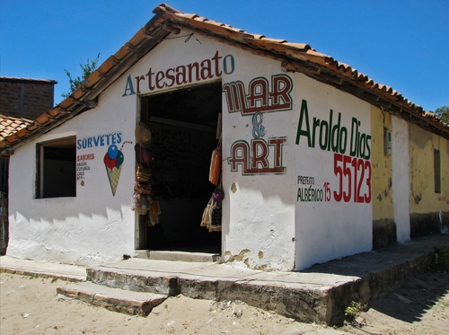 Immagine con porta, scritte, negozio, bianco, casa, azzurro, cielo, finestra, gelato, tetto, tegole, gradini, murales, rosso, verde, artigianato, coppi, giallo, scalini, finestre