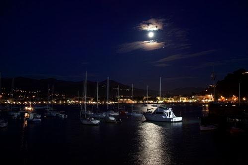 Immagine con luna, barche, mare, porto, nuvole, notte, notturno, imbarcazioni