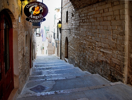 Immagine con vicolo, insegna, porta, scale, gradini, lampione, scalinata, angeli, osteria, pizzeria