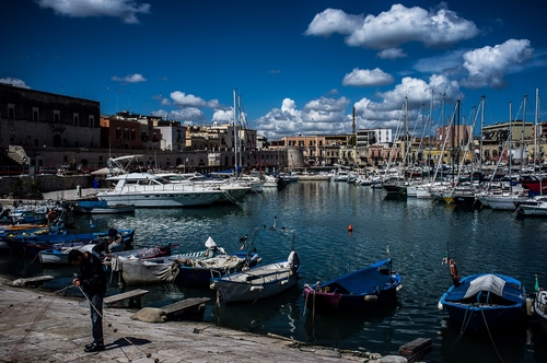 Immagine con barche, porto, nuvole, mare, cielo, acqua, reti, pescatore