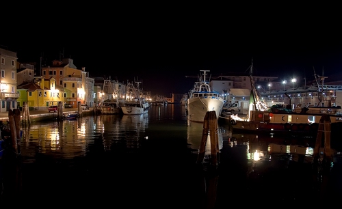 Immagine con porto, canale, notturno, barche, notte, luci, pescherecci, riflessi, acqua