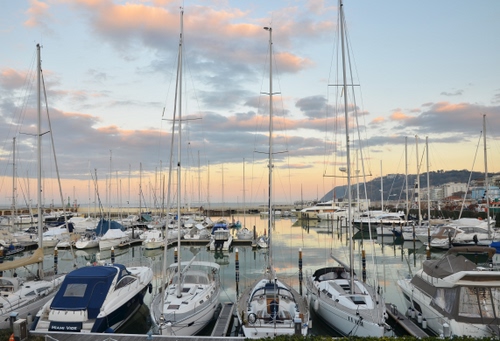 Immagine con barche, porto, mare, alberi, nuvole, cielo, acqua, riflessi, motoscafi, collina, montagna, porticciolo, imbarcazioni, azzurro, riflesso