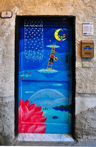 Immagine con porta, cassetta, numero, scala, luna, rosso, posta, azzurro, dipinto, campanello, blu, disegno, nuvole, giallo, civico, muro, colori, quattro, fiore