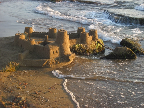 Immagine con castello, sabbia, mare, spiaggia, onde, acqua, onda, bagnasciuga