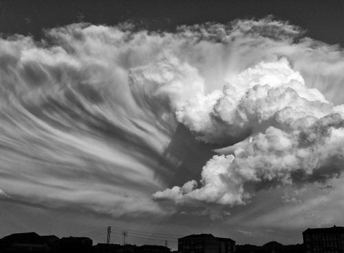 Immagine con nuvole, cielo, bianco, tempesta, nuvola, nero, temporale, grigio, bufera, vento, case