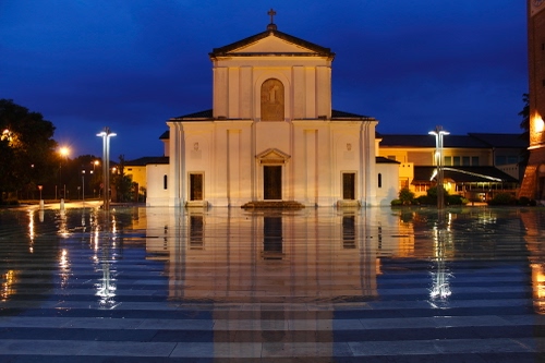 Immagine con chiesa, luci, piazza, riflessi, lampioni, riflesso, acqua, pioggia, notturno