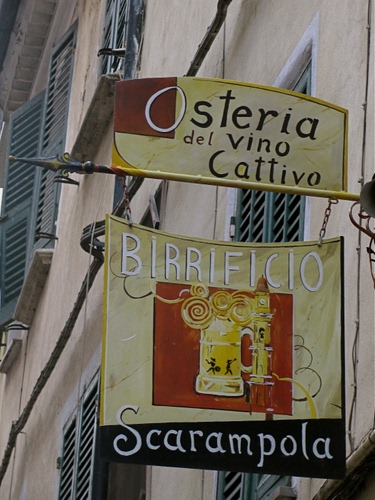 Immagine con insegna, osteria, boccale, birra, insegne, finestre, vino, birrificio, scritte, persiane, ferro