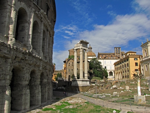 Immagine con colonne, ruderi, roma, rovine, archi, cielo, fori, nuvole, palazzi, colosseo