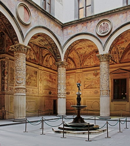 Immagine con colonne, fontana, archi, finestre, portico, affreschi, statua, stemma, recinto, statuetta, recinzione, chiostro