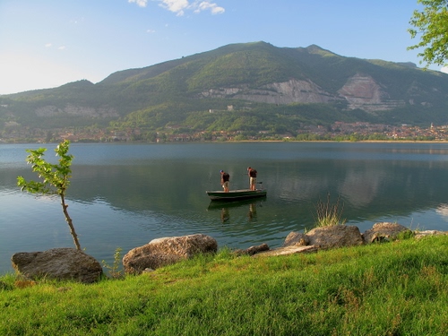 Immagine con barca, lago, montagna, acqua, due, erba, prato, verde, albero, pescatori
