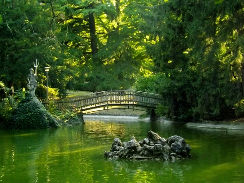 Immagine con verde, ponte, alberi, acqua, parco, statua, laghetto, lampione, fontana, lago, statue, giardino, stagno, foglie, riflessi, piante, riflesso
