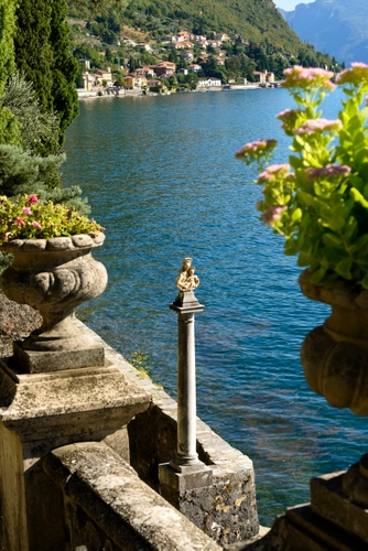 Immagine con fiori, colonna, mare, panorama, acqua, vasi, piante, alberi, montagna, lago, case, vaso