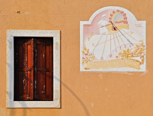 Immagine con finestra, meridiana, muro, numeri, solare, orologio, ore, imposte, persiane, cornice, ante