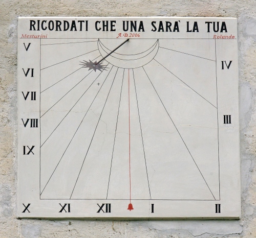 Immagine con meridiana, numeri, scritta, orologio, ore, romani, solare, gnomone, quadrato, muro