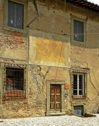 Immagine con finestre, meridiana, porta, grate, casa, muro, rudere, orologio