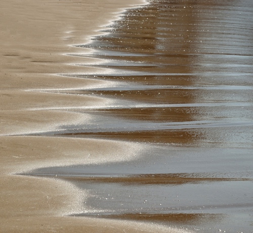 Immagine con acqua, sabbia, spiaggia, mare, riflesso, onde, curve, astratto, riflessi