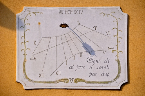 Immagine con meridiana, numeri, ombra, muro, arancione, romani, orologio