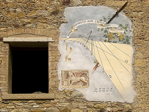 Immagine con meridiana, finestra, leone, numeri, muro, asta, ore