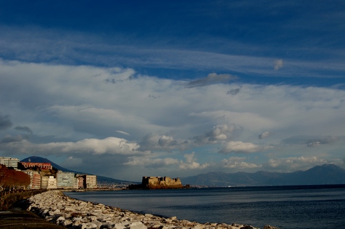 Immagine con mare, nuvole, panorama, castello, cielo, napoli, case, scogliera, scogli