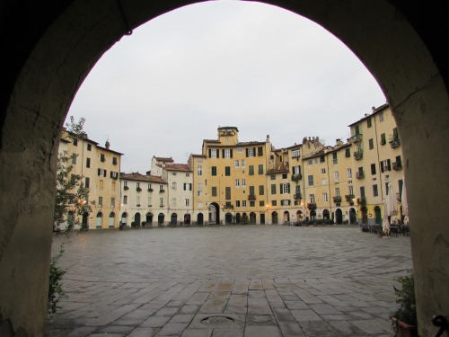Immagine con piazza, arco, lucca, palazzi, case, finestre, città, archi, giallo, cielo, anfiteatro