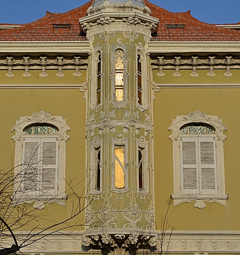 Immagine con finestre, tetto, liberty, casa, decorazioni, palazzo, persiane, verde, giallo, rami, bovindo
