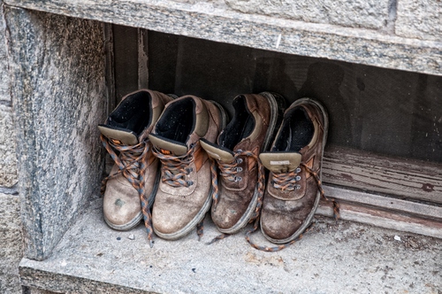 Immagine con scarpe, scarponi, stringhe, paia, vecchie, quattro, finestra, lacci, due, finestrino, marrone, pietra