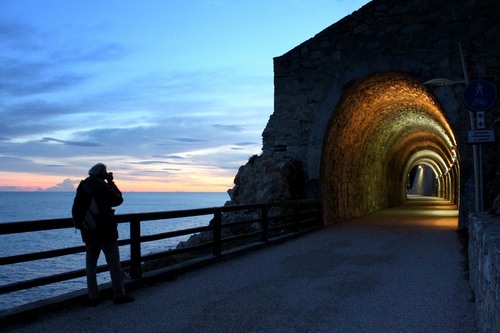 Immagine con galleria, luci, fotografo, mare, nuvole, strada, cielo, ringhiera, acqua, tramonto, tunnel, orizzonte, ombre, alba, persona