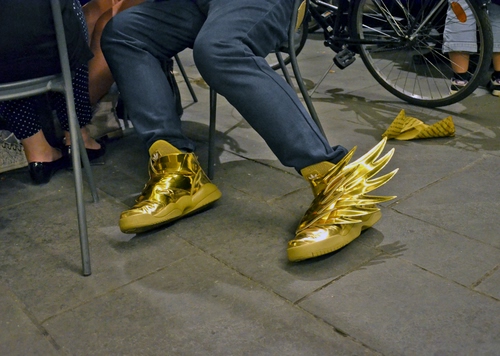 Immagine con scarpe, oro, ali, ruota, bicicletta, piedi, giallo, pantaloni, jeans