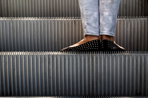 Immagine con scarpe, scala, pantaloni, piedi, gradini, mobile, jeans, donna, scale, righe, metallo, nere, scalini, ballerine, gambe, puntini