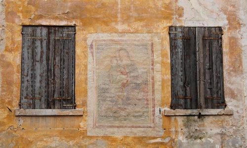 Immagine con finestre, muro, edicola, due, ante, affresco, madonna, imposte, giallo, legno, chiuse