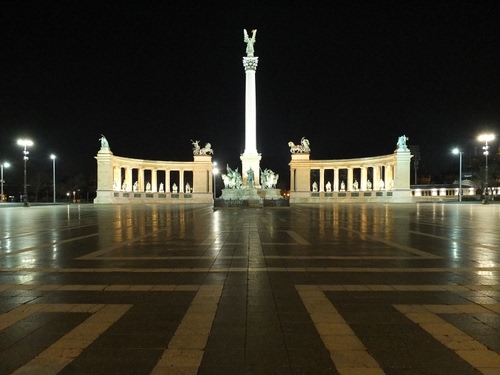 Immagine con piazza, lampioni, colonne, notte, statue, notturno, colonna, luci, monumento, obelisco