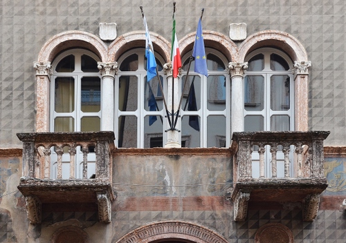 Immagine con bandiere, finestre, balconi, palazzo, riflesso, tre