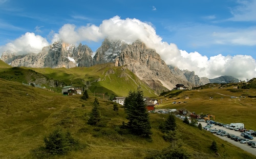 Immagine con nuvole, alberi, cielo, montagne, panorama, montagna, prato, case, verde, paesaggio, bianco, parcheggio, strada, azzurro, auto, cime, baite, vette, erba