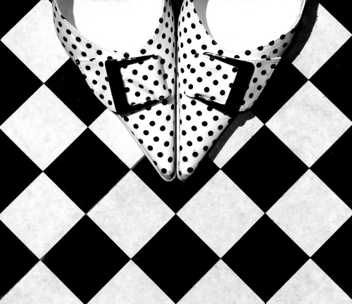 Immagine con scarpe, pois, quadrati, nero, bianconero, bianco, fibbie, punta, geometrie, contrasto, rombi, fibbia, due, quadri