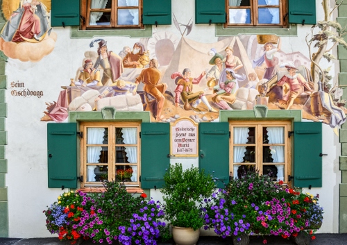 Immagine con finestre, fiori, murales, persiane, ante, tende, due