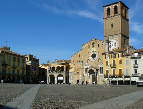 Immagine con chiesa, piazza, campanile, cielo, archi, duomo