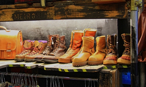 Immagine con scarpe, borsa, scarponi, vetrina, stivali, esposizione, stringhe, lacci, cuoio, pelle, negozio