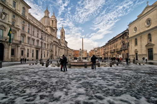 Immagine con piazza, neve, fontana, nuvole, cielo, persone, roma, chiesa, inverno, palazzi