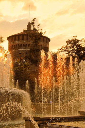 Immagine con torre, zampilli, acqua, fontana, alberi, lampione, spruzzi, castello