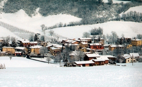 Immagine con neve, case, alberi, inverno, bianco, paese, tetti, panorama, paesaggio, borgo, montagna, bosco, villaggio, finestre