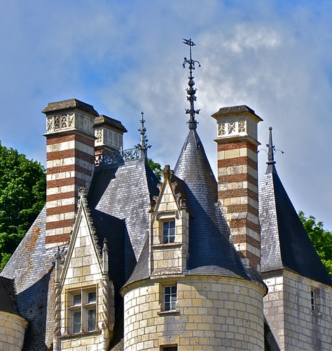 Immagine con finestre, comignoli, tetti, castello, mattoni, cielo, abbaini, nuvole, chiesa, cupole, torri