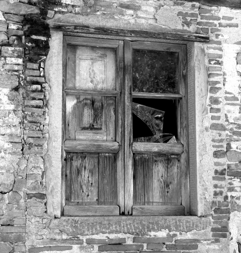 Immagine con finestra, legno, mattoni, vetri, muro, bianconero, vetro, rotto, rotti, casa, rudere, abbandono, nero, ante, bianco, infissi