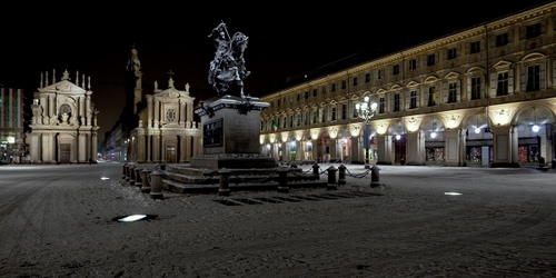 Immagine con monumento, piazza, notturno, chiese, cavallo, statua, neve, notte